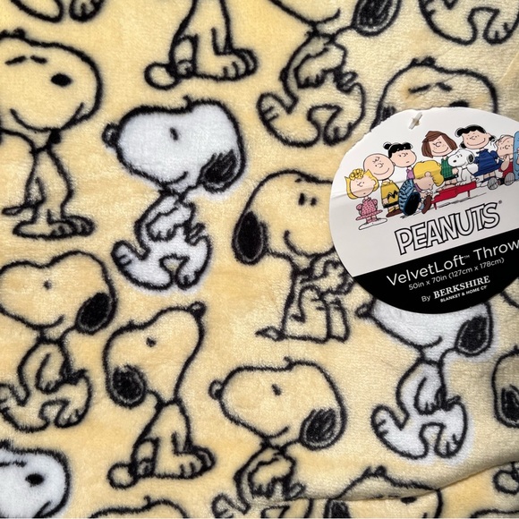 Peanuts Snoopy Yellow Plush Blanket Throw - Picture 3 of 3